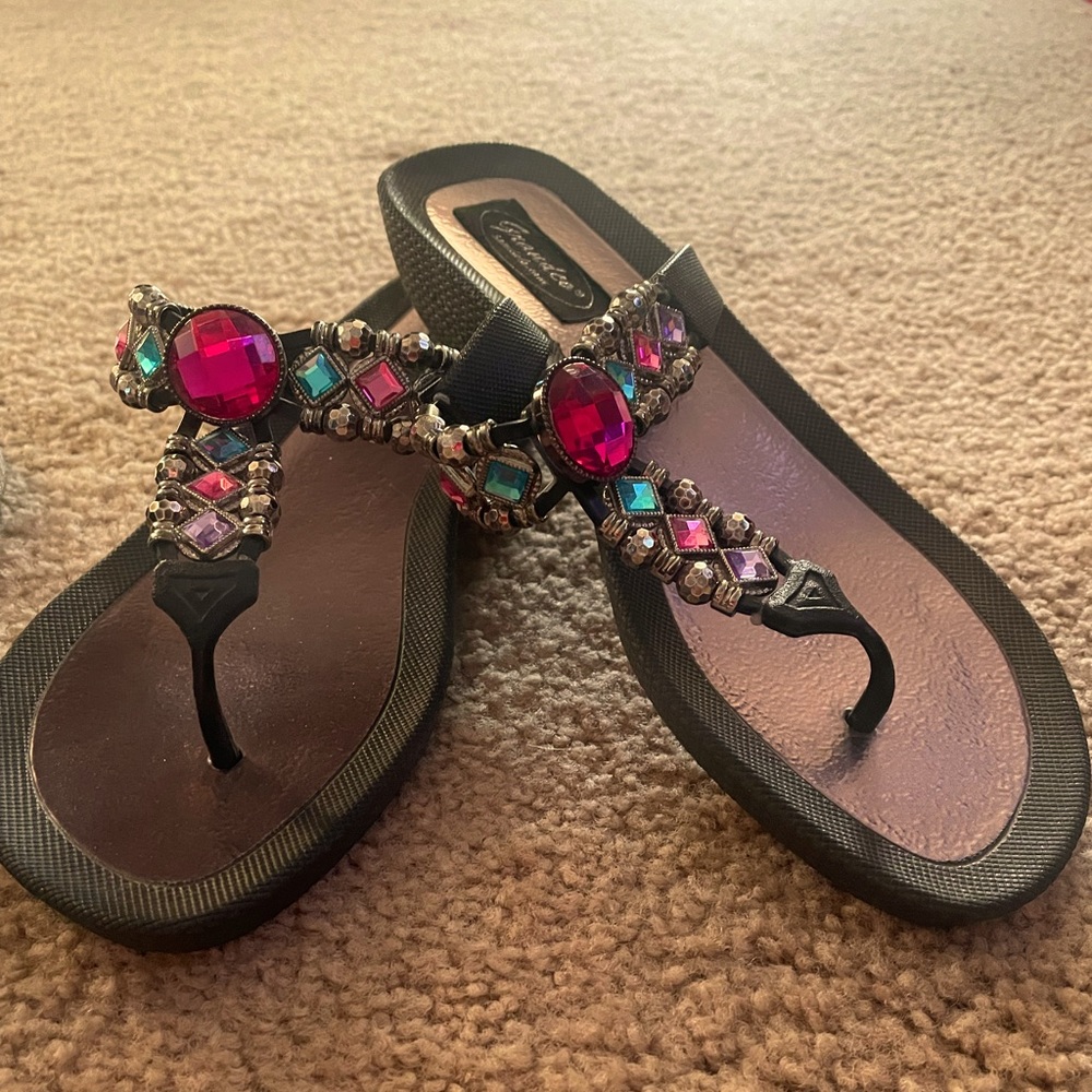 Pretty flip flops with bling, size 7